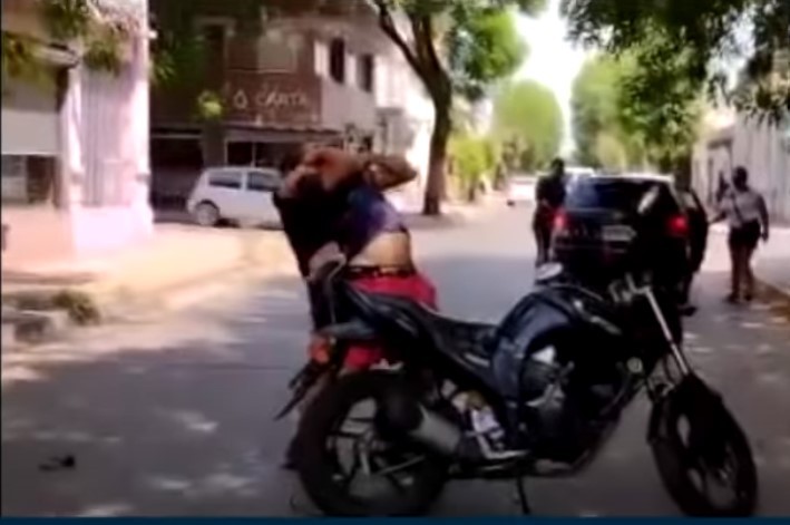 Video: un hombre esperó a otro en la calle para molerlo a golpes | Tecnología