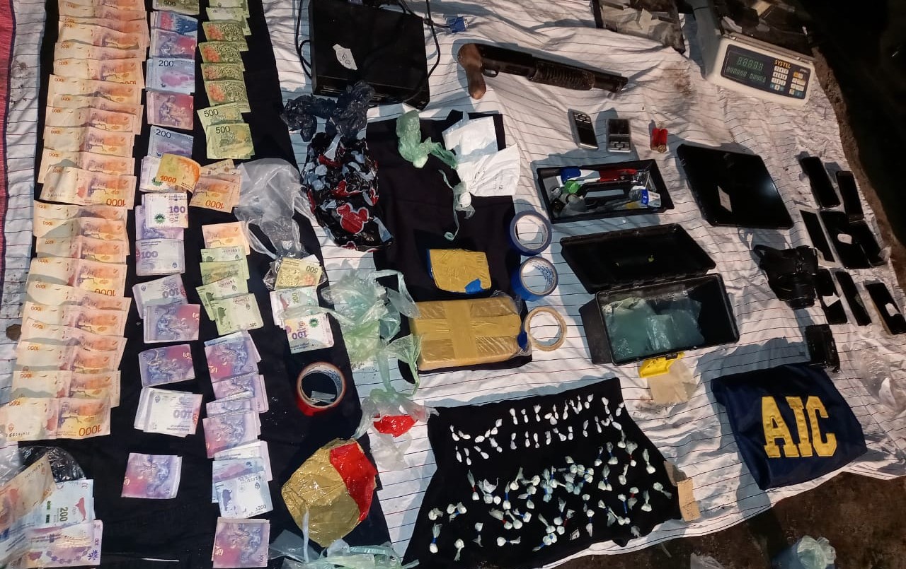 Allanamientos en Funes: dos detenidos y secuestro de cocaína y armas | Información General