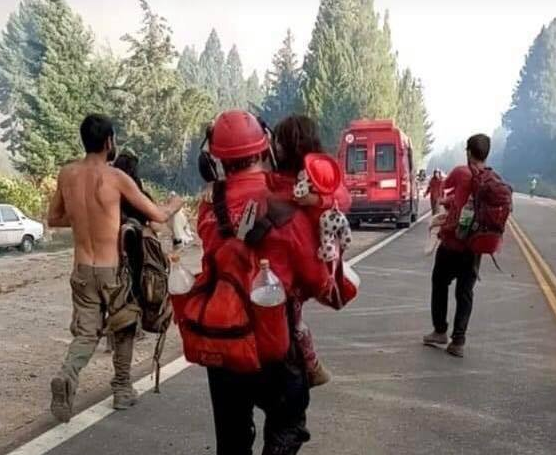 La foto viral que conmueve: el héroe que rescató a una nena en medio de los incendios del sur | Tecnología