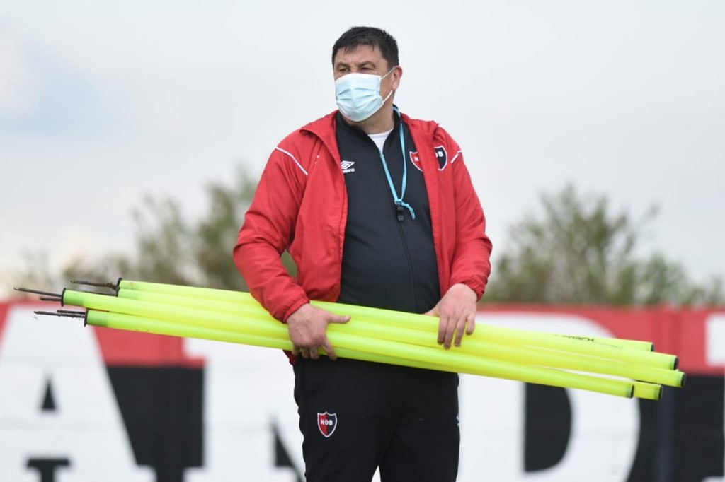 El Mono Burgos se hisopó y dirigió su primera práctica en Newell's | Deportes