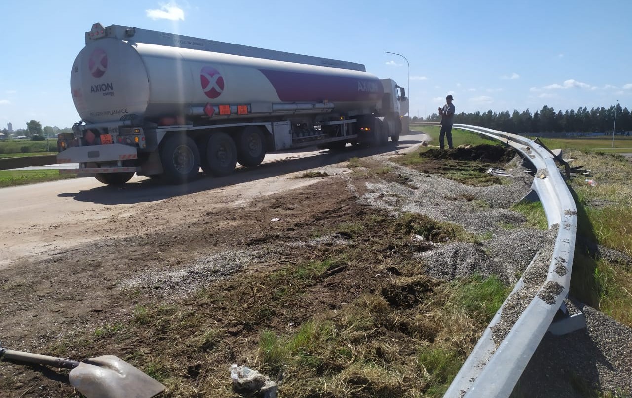 Un camión de carga colisionó contra el guardarrail del Acceso Sur de San Lorenzo | Rosario y la región