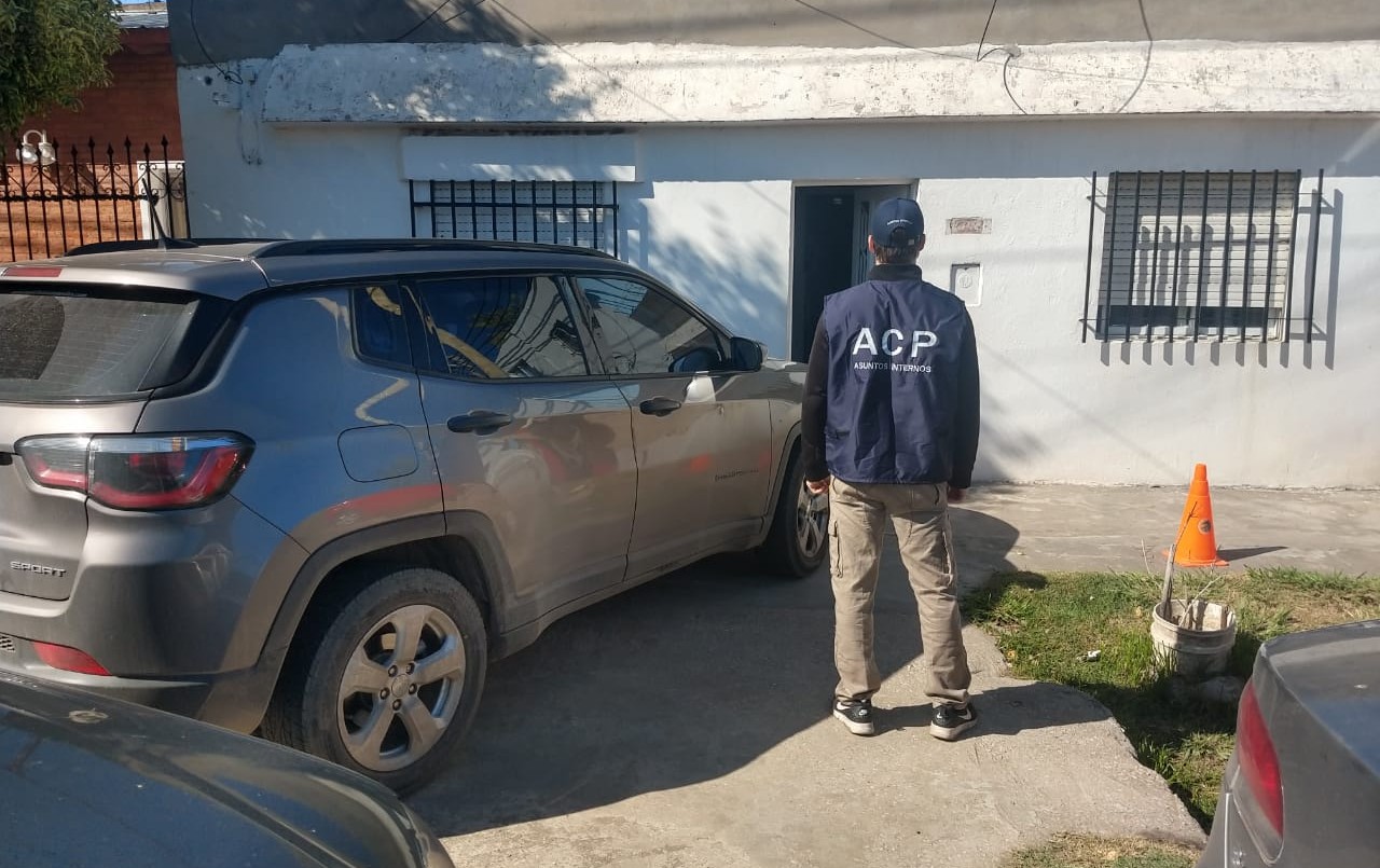 Allanaron a seis jefes policiales acusados de alterar evidencia por un crimen en Bermúdez | Rosario y la región