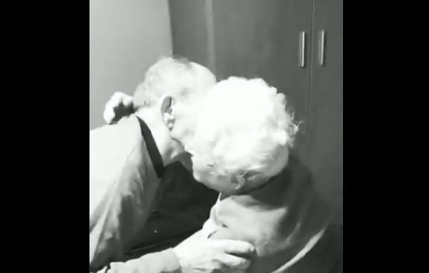 Video conmovedor: el reencuentro sorpresa de una pareja de abuelos tras semanas sin verse | Tecnología