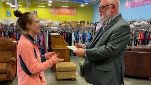 Encontró 42 mil dólares en un pullover que había sido donado, lo devolvió y recibió recompensa | Tecnología