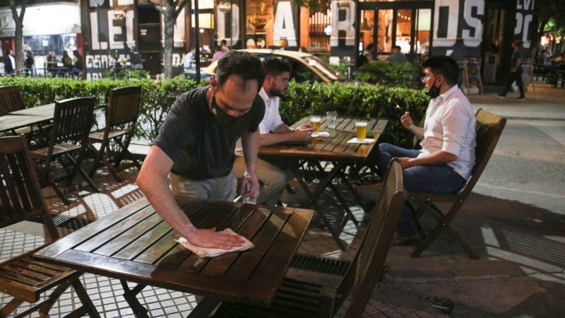 Cómo se prepara el sector hotelero gastronómico para la llegada de la segunda ola | Rosario y la región