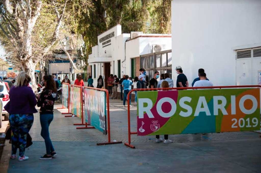 Otra vez gente amontonada y sin barbijo en el Hospital Carrasco | Rosario y la región