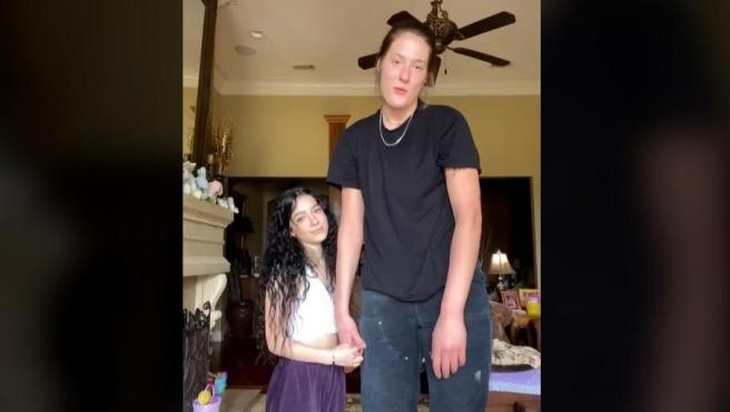 La diferencia de estatura entre una jugadora de básquet y su novia que se hace viral en TikTok | Tecnología