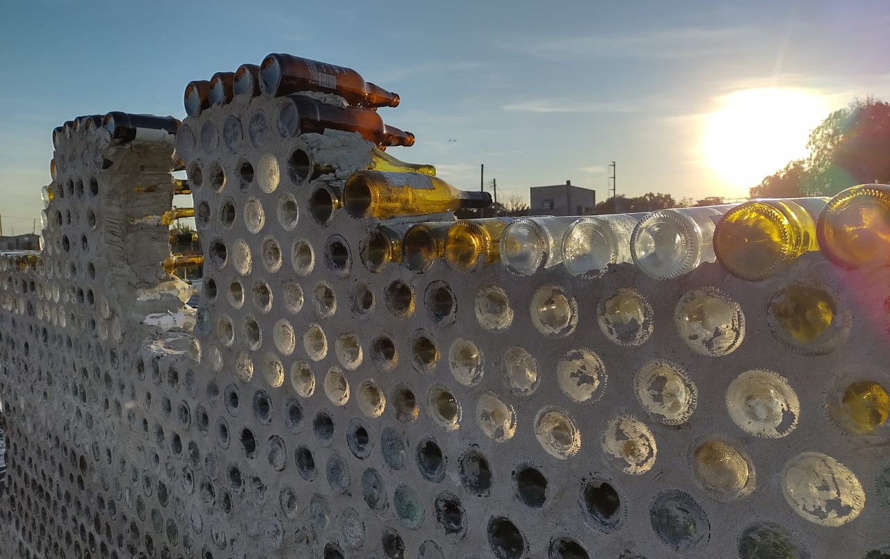 Una aventura solidaria: bahienses construyen un comedor comunitario con botellas de vidrio | Tecnología