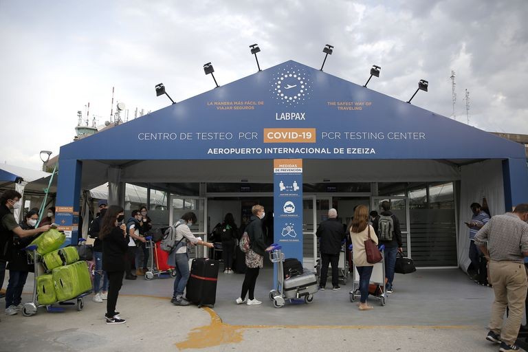 El Gobierno pidió investigar el centro médico encargado de los hisopados en Ezeiza | Información General