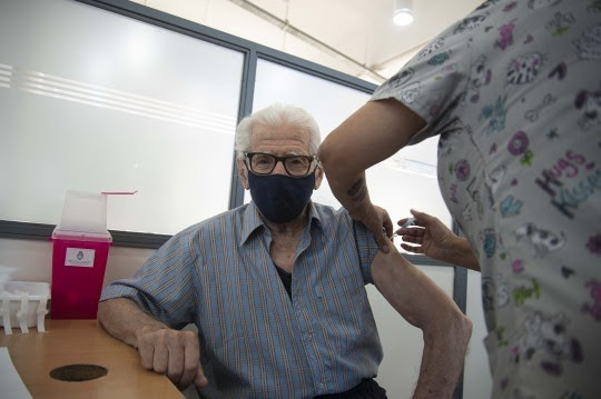 El municipio asiste a vecinos en la inscripción para la vacuna contra el covid-19 | Rosario y la región