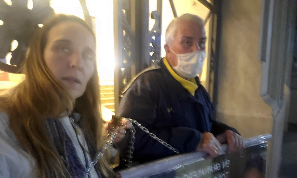 Se encadenó en Gobernación tras la fuga de preso condenado por matar a su hermano | Rosario y la región