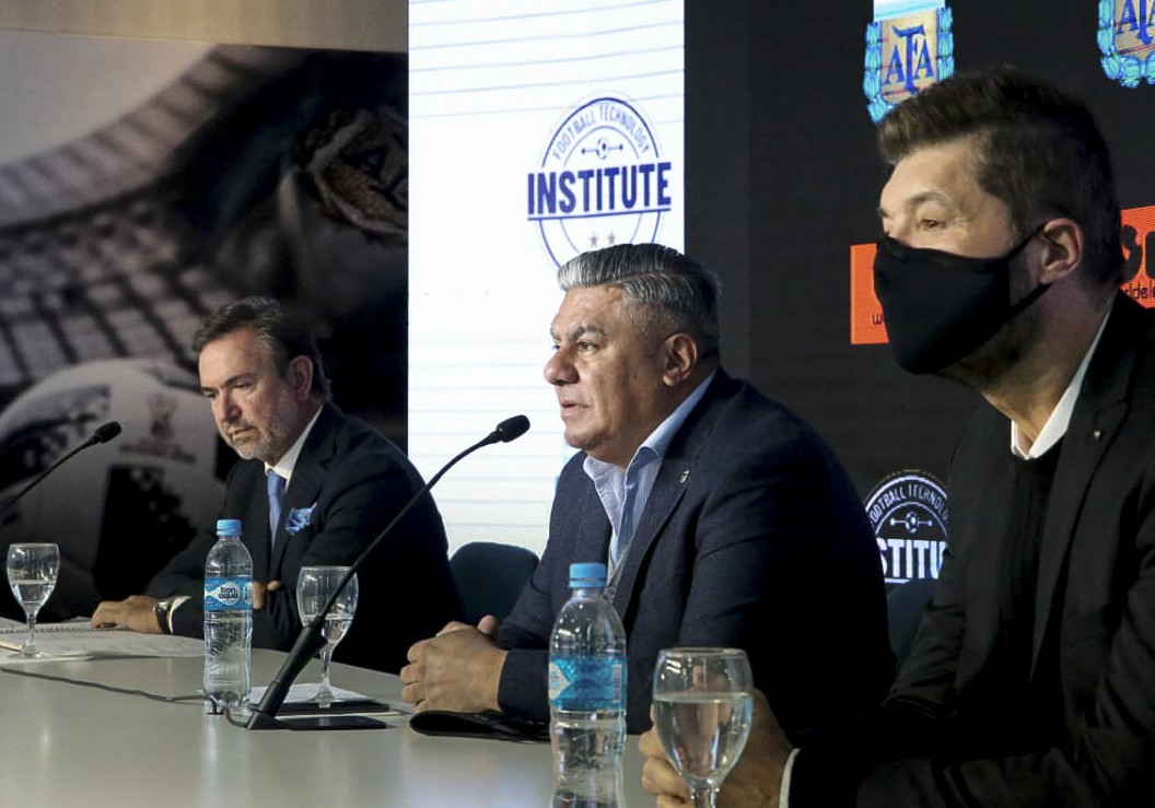 Denuncian al "Chiqui" Tapia por no respetar protocolos de Covid-19 en los clubes | Deportes