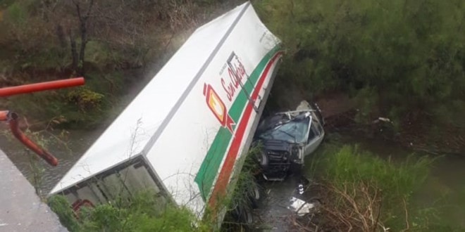 Increíble: cayó con el camión desde un puente al arroyo San Lorenzo y salió ileso | Rosario y la región