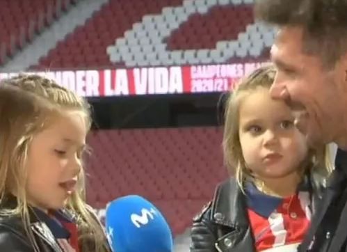 Las hijas del Cholo se animaron a cantar el himno del Atletico en vivo | Tecnología