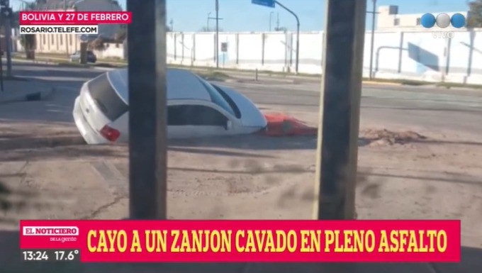 Cayó un auto a un zanjón de Aguas Santafesinas | Rosario y la región