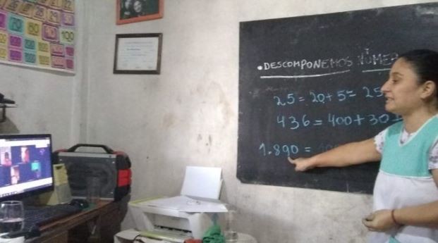 "Pizarrón virtual": Una maestra armó un aula en su casa para dar clases por video | Tecnología