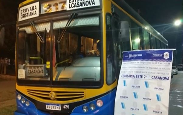 En Buenos Aires: subieron a un colectivo con una cuchilla y asaltaron a todos los pasajeros | Información General