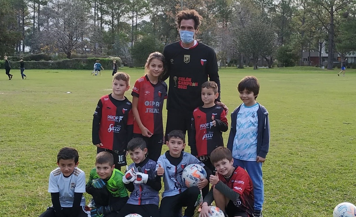 Un lunes particular para Eduardo Domínguez: clase para los chicos del barrio | Deportes