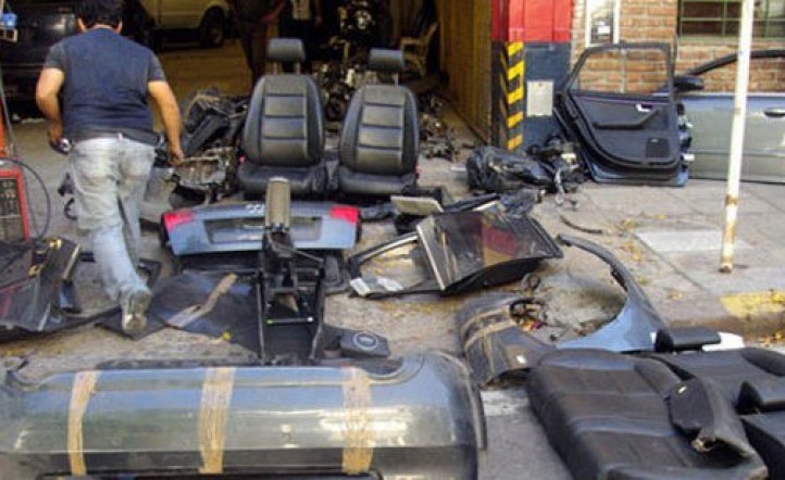 Detienen a un hijo de "El Rey del Corte", acusado de liderar una banda dedicada al robo de autos | Información General