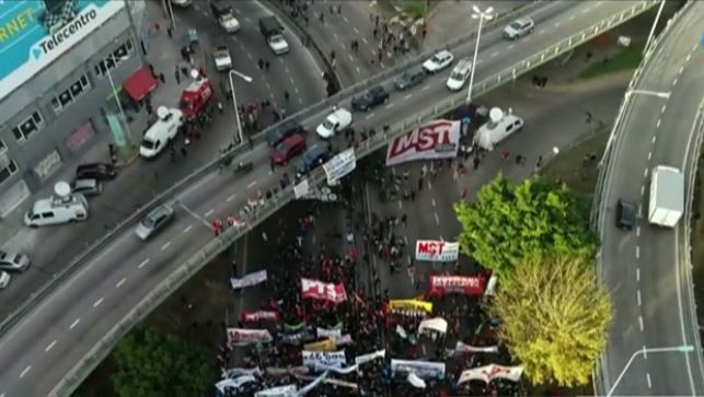 Incidentes en el Puente Pueyrredón: Prefectura impide el corte de trabajadores tercerizados despedidos | Información General