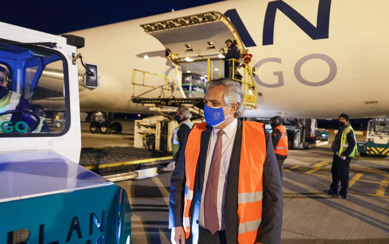 Alberto Fernández recibió el nuevo cargamento con 934 mil vacunas de AstraZeneca | Información General