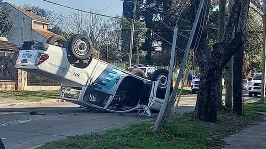 Video: Manejaba mirando su celular, chocó a un patrullero y lo hizo volcar | Información General