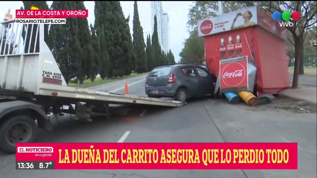 Un vehículo se incrustó en puesto de comidas rápidas | Rosario y la región