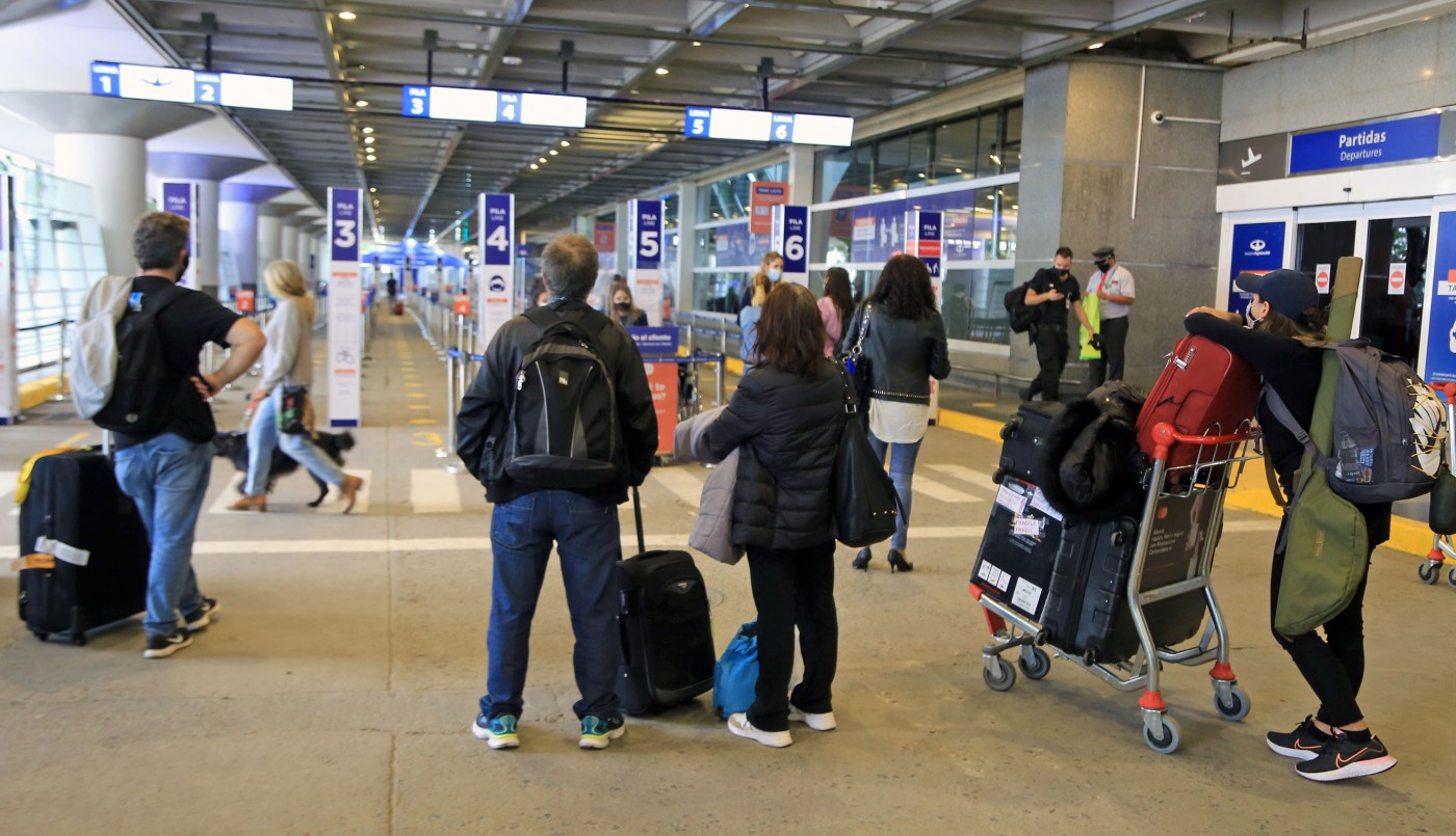 Rige la restricción de vuelos y el límite de ingreso diario de 600 argentinos | Información General