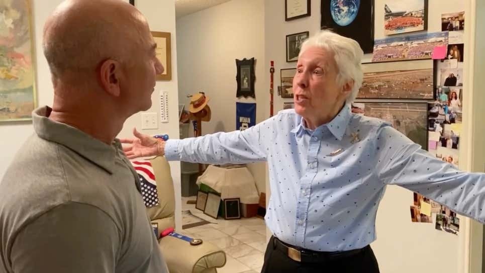 Quién es la mujer de 82 años que acompañará a Jeff Bezos al espacio | Tecnología