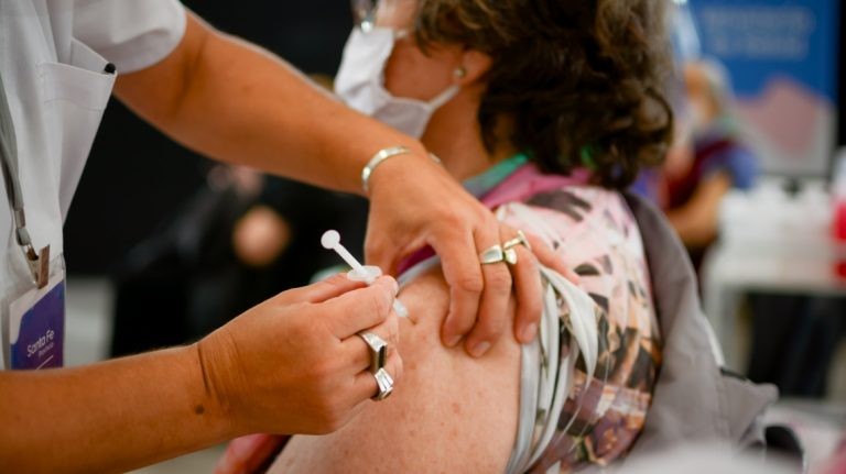 Santa Fe comienza a vacunar a menores de 35 años sin comorbilidades | Información General