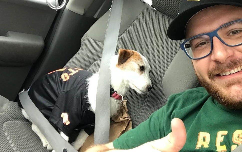 Su perra murió en 2013, la disecó y viaja con ella | Tecnología