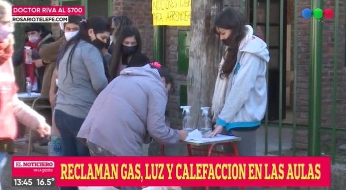 A través de un "abrazo solidario", denunciaron la falta de luz, agua y gas en la Escuela 1381 | Rosario y la región