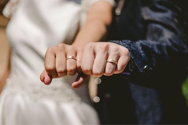 Acusó a su marido de "ocultar" que es gay y pidió que anulen el matrimonio: rechazo judicial | Rosario y la región