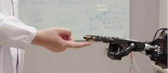 Desarrollaron una espuma inteligente para darles el sentido del tacto a los robots | Tecnología