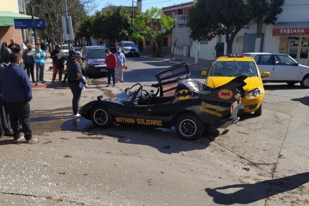 Chocó Batman en Córdoba: el batimóvil se estrelló contra un taxi en barrio San Vicente | Información General
