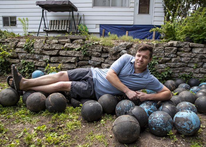 Un hombre encontró un cementerio de bolas de boliche en el jardín de su casa | Tecnología
