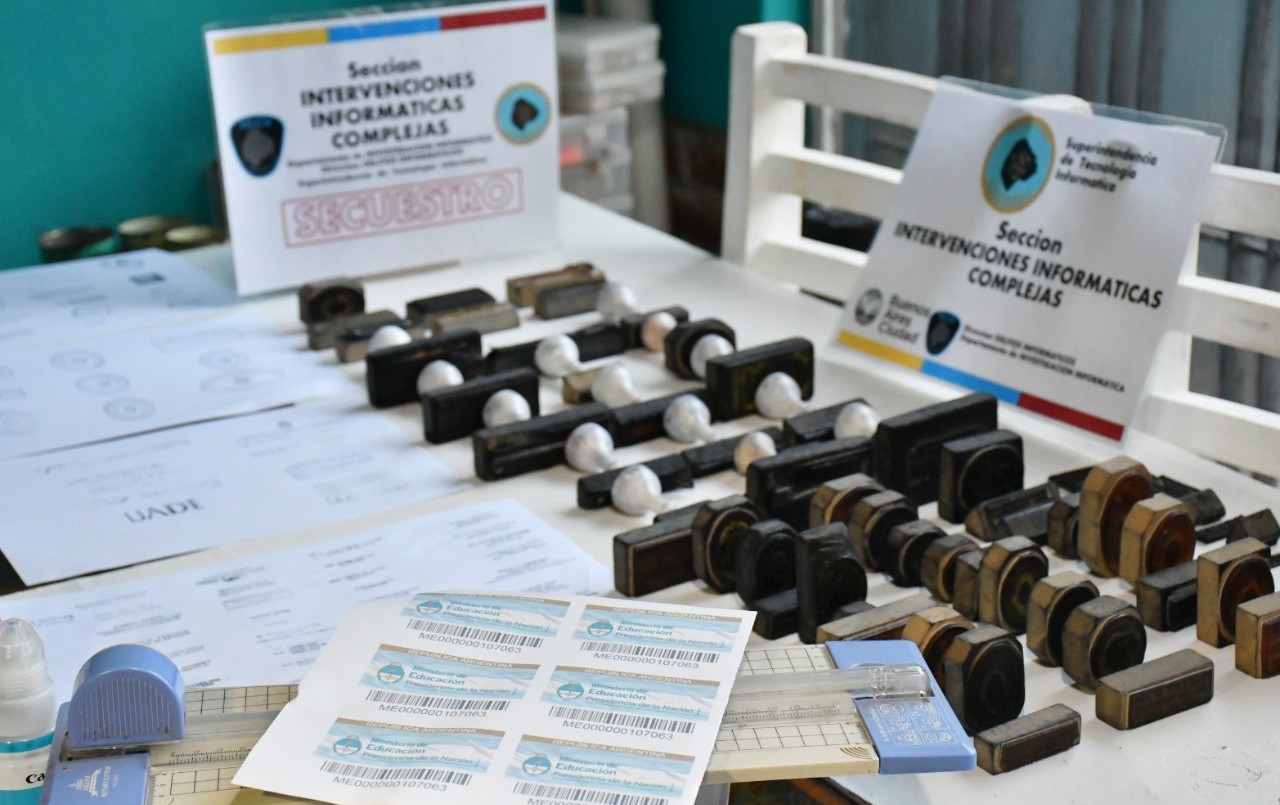 Detienen a dos hermanos que falsificaban títulos secundarios y universitarios: tenían 185 sellos apócrifos | Información General