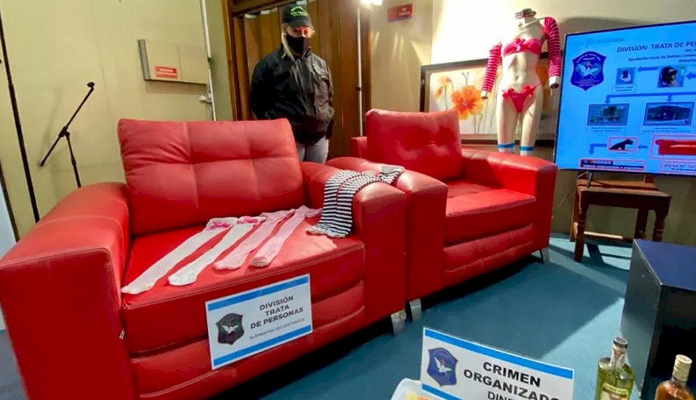 "Operativo Sofá Rojo": Detienen por abuso sexual infantil a un hombre que filmaba a sus víctimas en un sillón rojo | Información General
