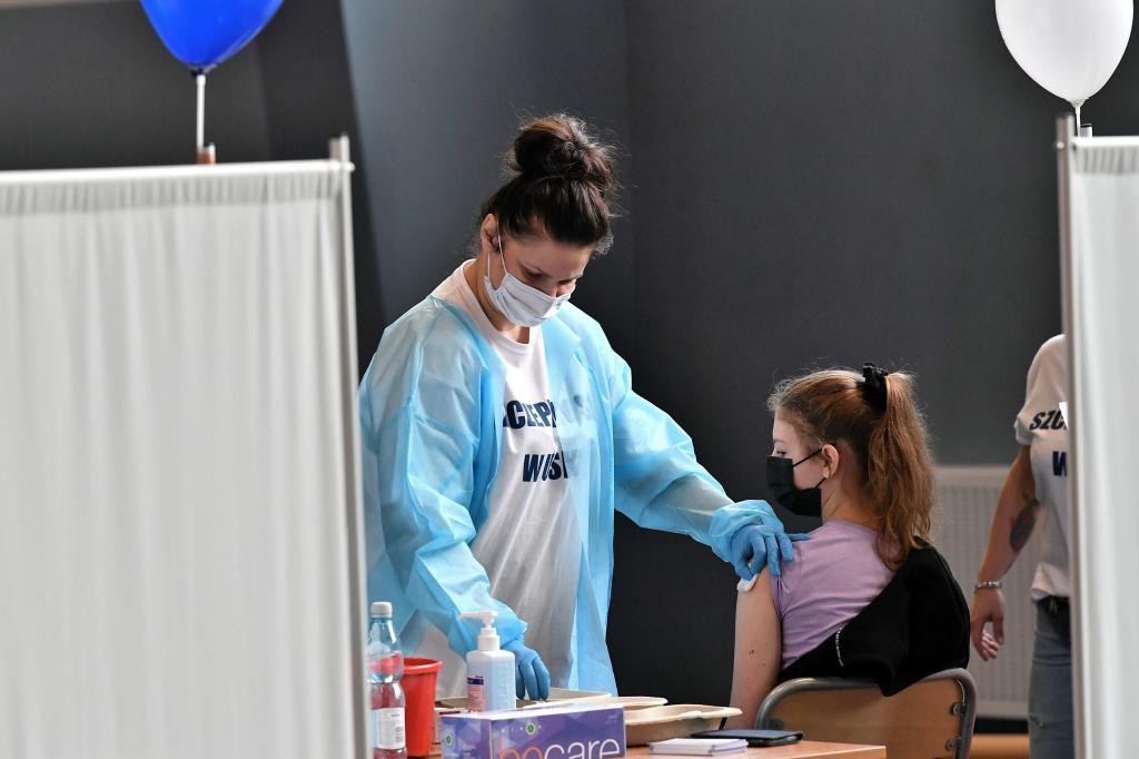 Hay más de 400 mil jóvenes de entre 13 y 17 años inscriptos para recibir la vacuna contra el Covid | Información General