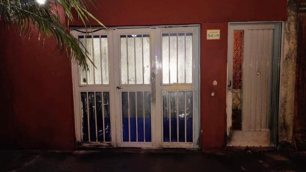 Les dejaron una nota intimidatoria e incendiaron la puerta de su casa | Rosario y la región