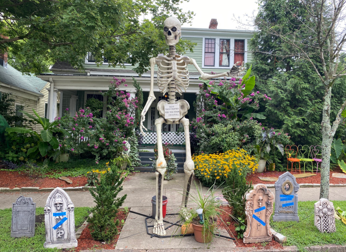 Instaló un esqueleto y lápidas para recordar a la gente por qué es necesario vacunarse: "Nos vemos pronto, idiotas" | Tecnología