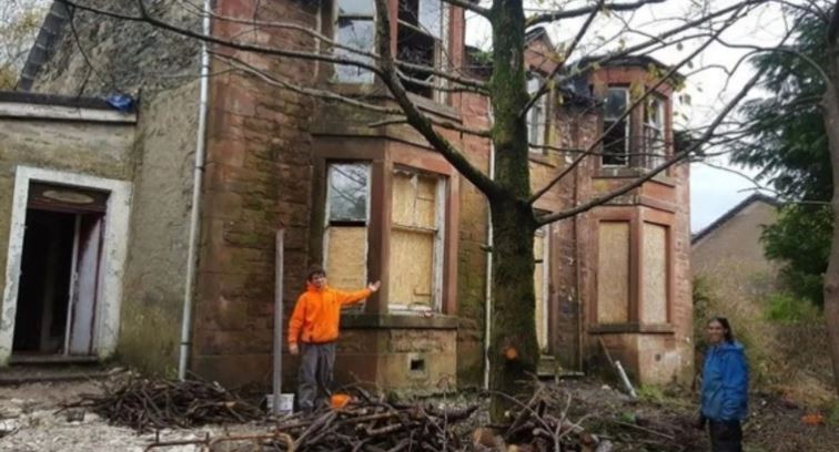 Fue a una subasta y por error compró una mansión de 120 años en ruinas | Tecnología