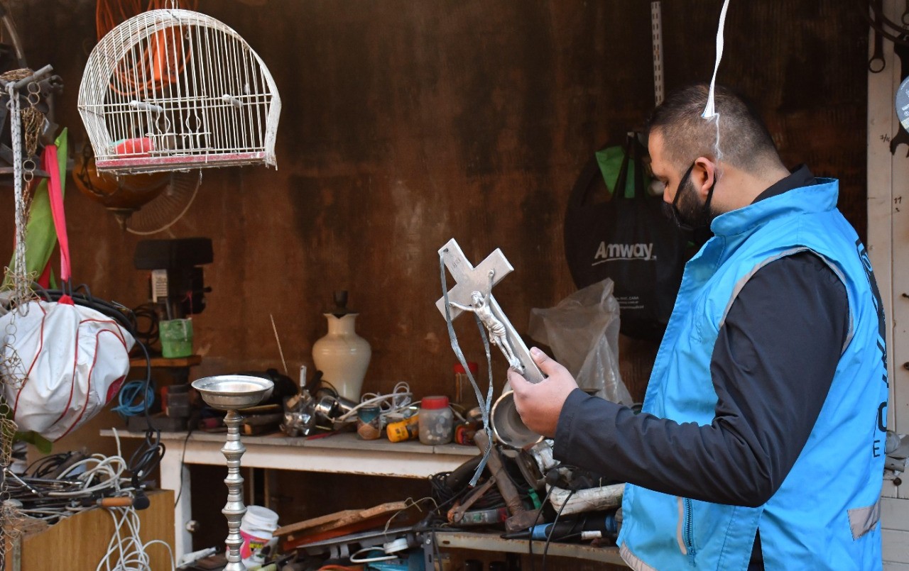 Crucifijos y objetos de bronce robados de cementerios fueron hallados en metaleras de San Cristóbal y Balvanera | Información General