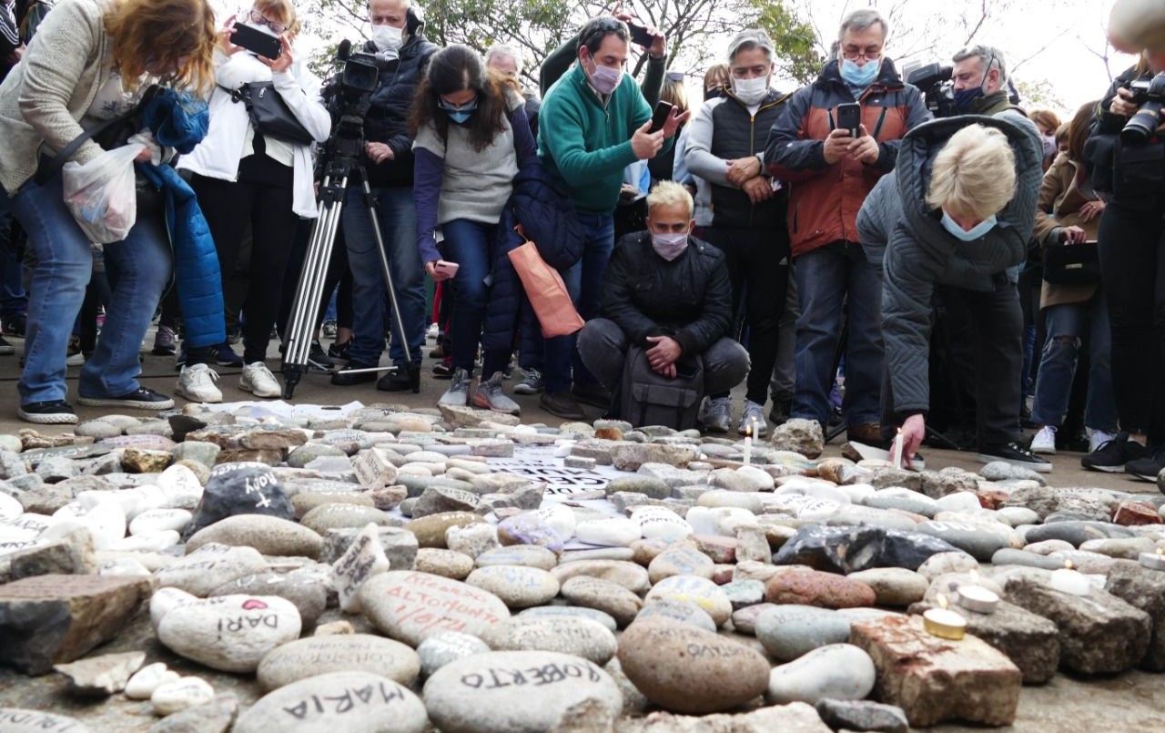 Marcha de las piedras: en Olivos y la Casa Rosada recordaron a las víctimas del coronavirus | Información General