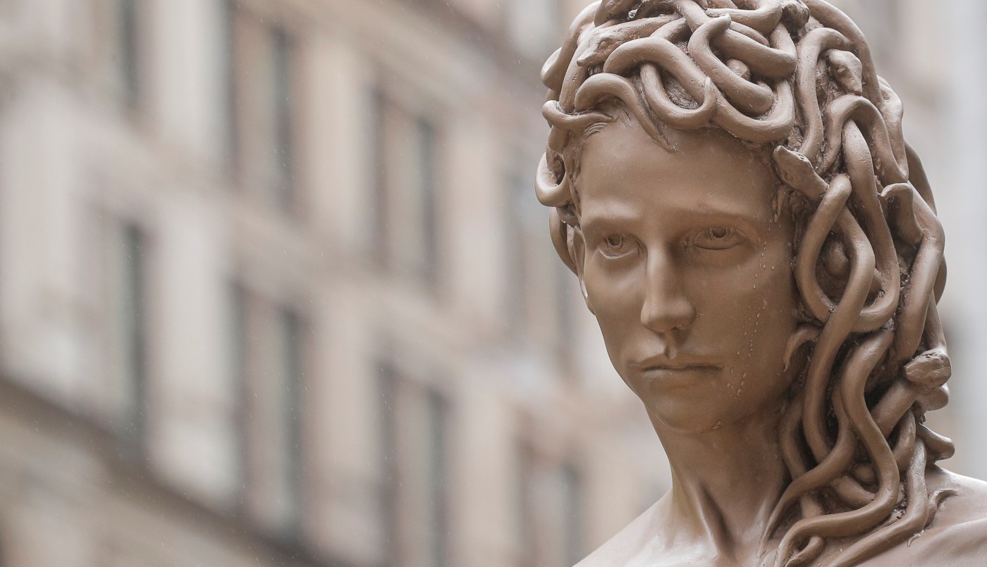 Escultura ícono del #metoo espera nuevo destino | Información General