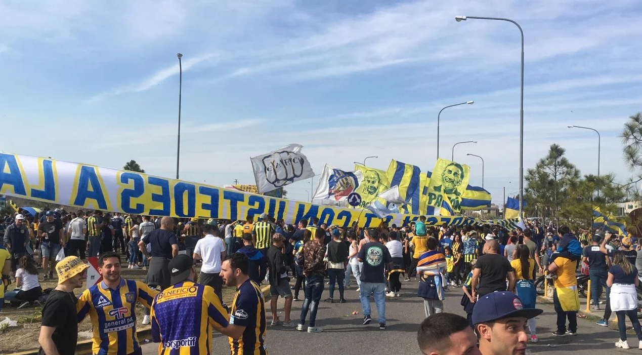 Hinchas de Central fueron al aeropuerto para demostrarle apoyo al plantel canalla | Deportes