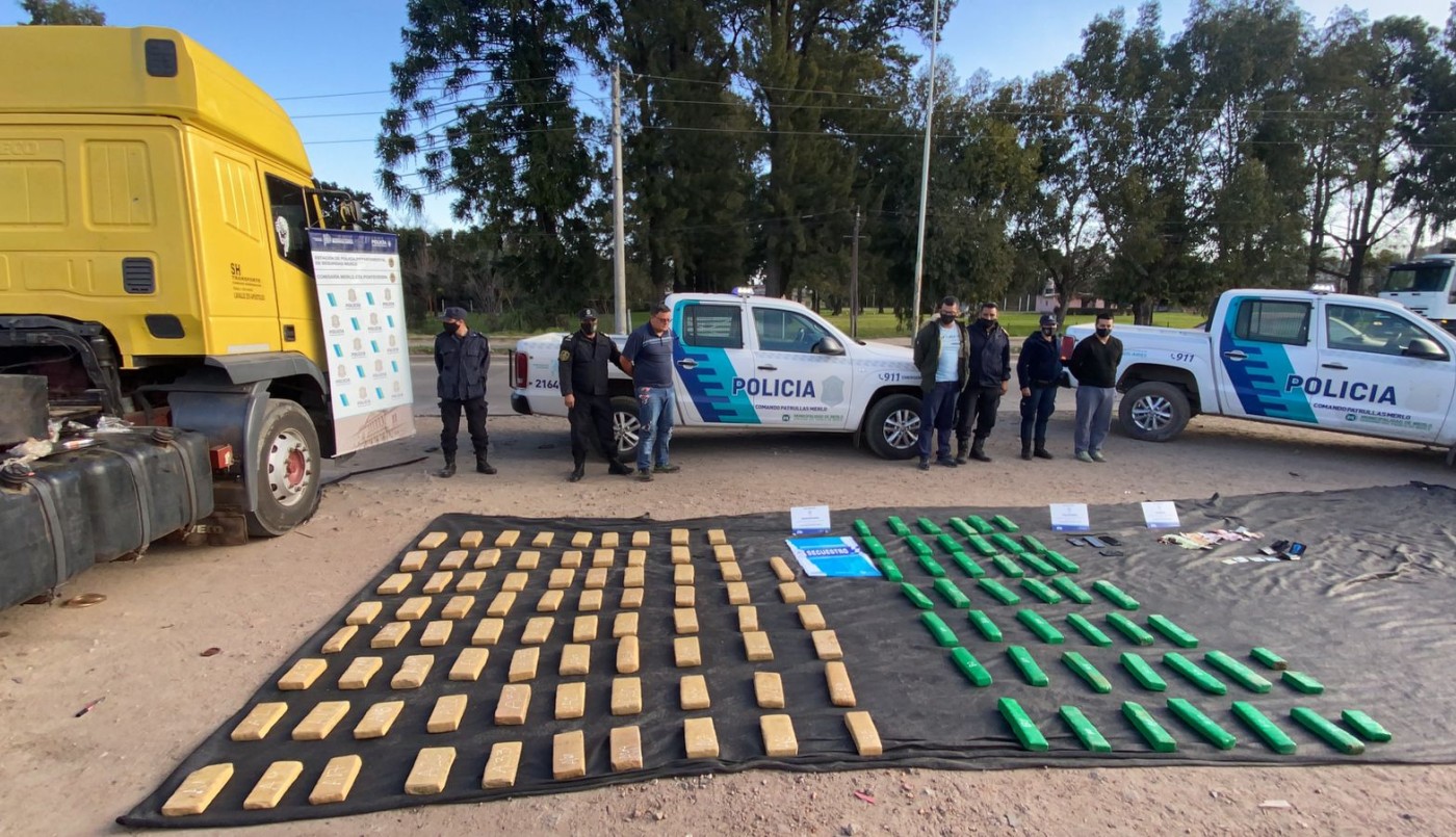 Hallaron 130 kilos de marihuana en el falso tanque de nafta de un camión: 3 detenidos | Información General