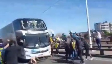 Video: un canalla fue atropellado por el colectivo que llevaba al plantel de Central | Rosario y la región