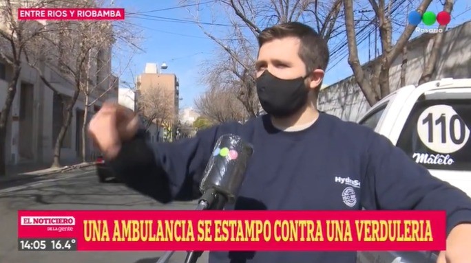 Una ambulancia chocó y se incrustó en una verdulería: milagrosamente no hubo heridos | Rosario y la región