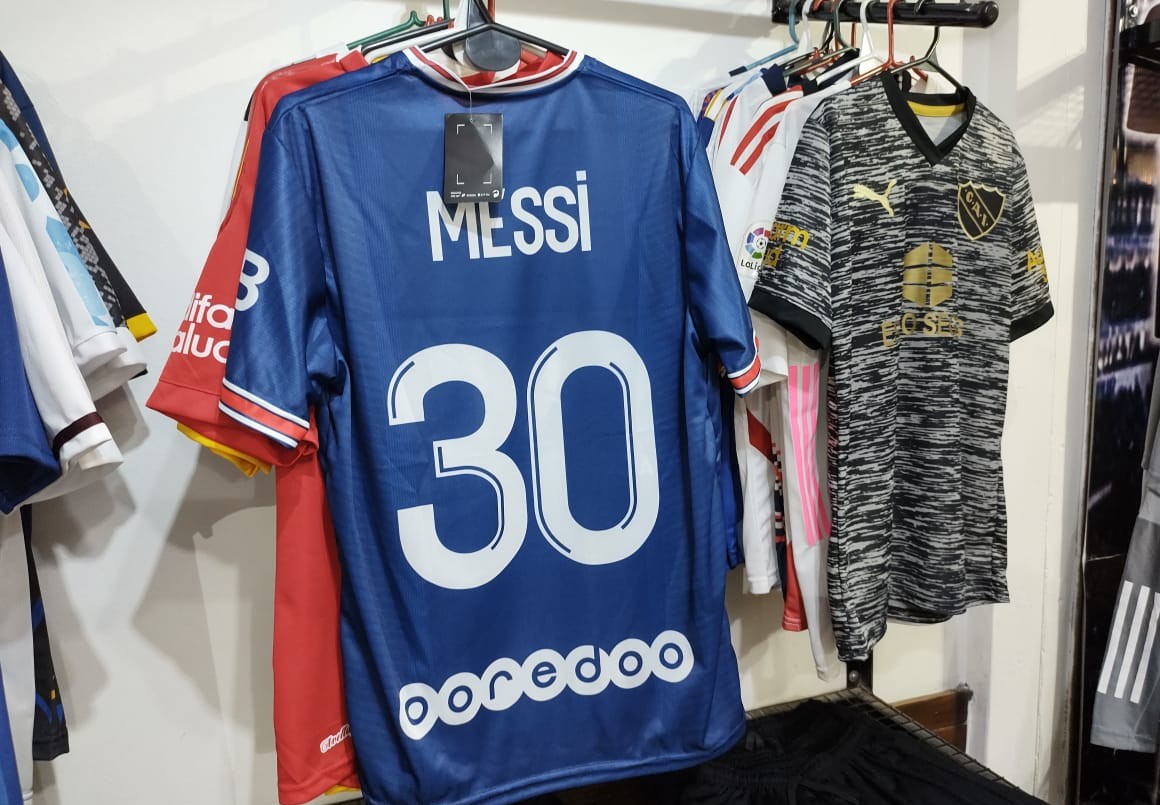 Tres Arroyos: robaron 30 camisetas de Messi de un local de indumentaria deportiva | Información General